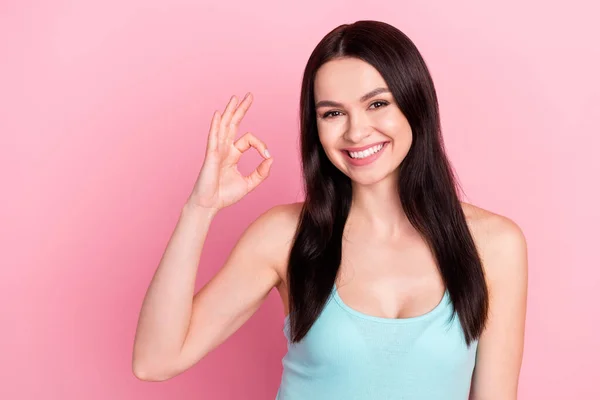 Foto Giovane Ragazza Attraente Felice Positivo Sorriso Spettacolo Bene Segno — Foto Stock