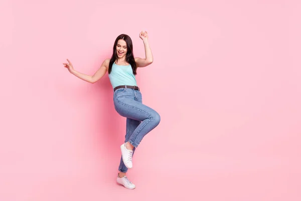 クールなミレニアルレディースダンスの完全な長さの写真ピンクの背景に隔離された青いトップジーンズスニーカーを着用 — ストック写真