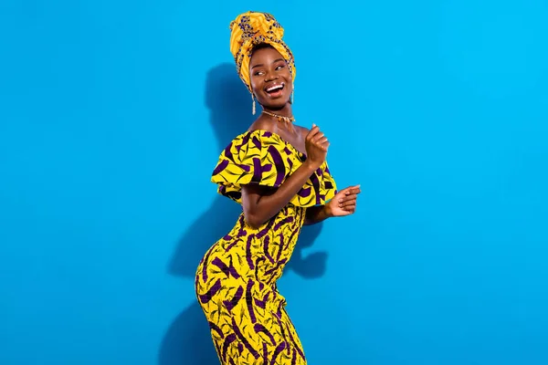 Foto Unga Leende Positiva Funky Afrikanska Flicka Dans Gul Utskrift — Stockfoto