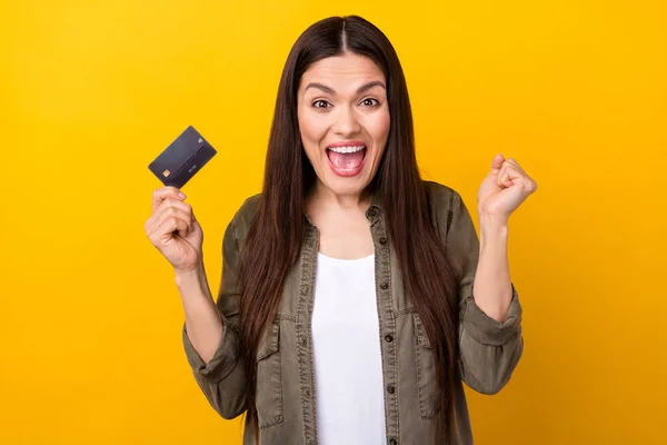 Photo Cheerful Nice Young Amazed Woman Hold Hands Credit Card — Stock Photo, Image