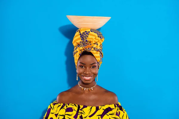 Foto Joven Sonriente Buen Humor Bastante Afro Chica Celebrar Recipiente —  Fotos de Stock