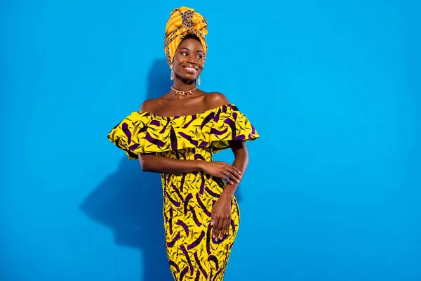 若い素晴らしい美しい魅力的なアフリカの女性の写真は コピースペースは青の色の背景に隔離されたターバンを身に着けている — ストック写真