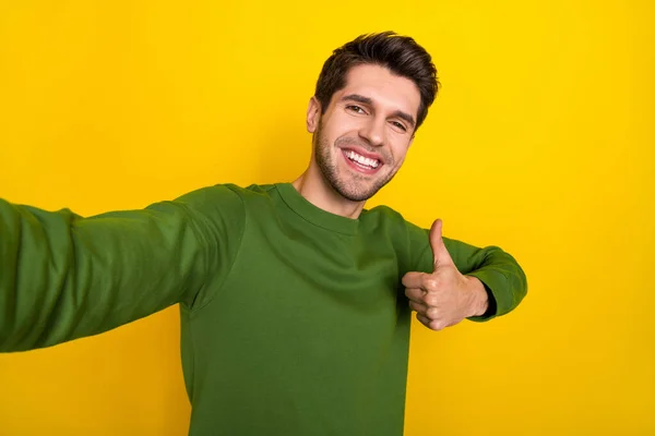 Foto Von Positiven Süßen Kerl Gekleidet Grünen Pullover Heften Selfie — Stockfoto