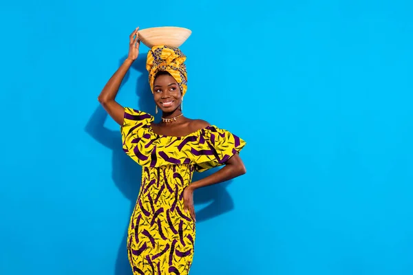Foto Glad Leende Gott Humör Afrikansk Kvinna Ser Copyspace Håll — Stockfoto