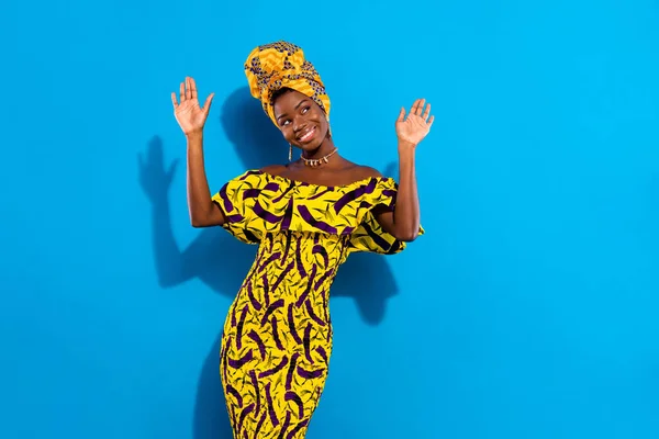 Foto Joven Feliz Sonriente Hermosa Afro Mujer Turbante Vestido Amarillo —  Fotos de Stock