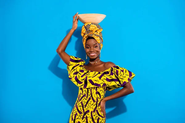 Foto Leende Vacker Positiv Afro Kvinna Hålla Lera Platta Huvudet — Stockfoto