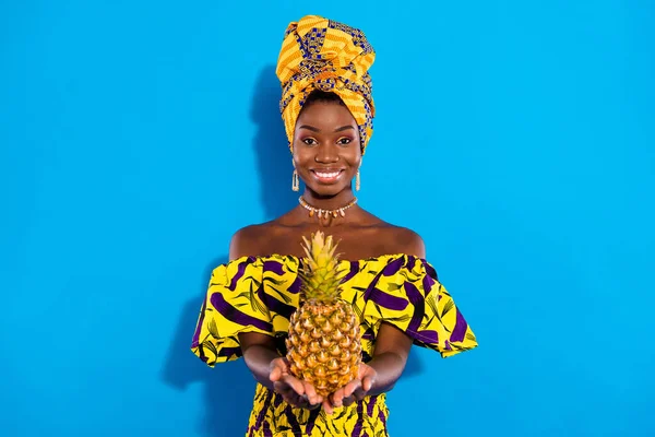 Foto Ung Glad Vacker Vacker Afrikansk Flicka Ger Dig Nuvarande — Stockfoto