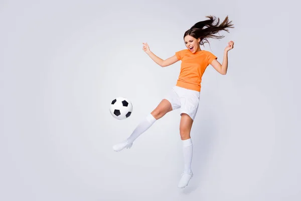 全身像照片 兴奋的女士跳起来守门员球队2020联赛踢球尖叫身穿橙色制服T恤短裤短裤短裤袜子 孤立的白色背景 — 图库照片