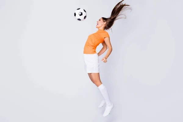 后卫女子放飞高空跳高足球队的全身像2020年欧洲杯足球赛穿橙色制服T恤衫短裤短裤袜子 孤立的白色背景 — 图库照片