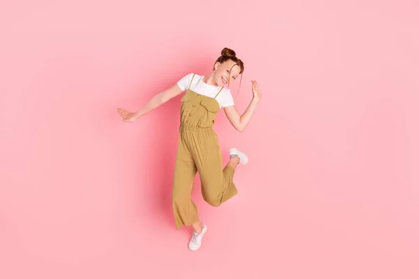Pembe Renkli Arka Planda Izole Edilmiş Güzel Bir Kızın Dans — Stok fotoğraf