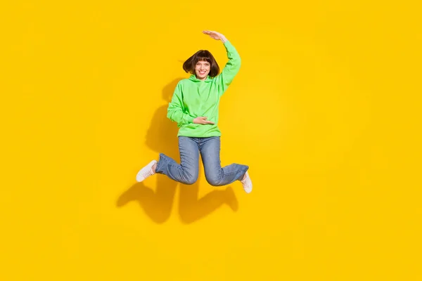 Mutlu Güzel Bir Bayanın Tam Boy Fotoğrafı Zıpla Ölçüsü Sarı — Stok fotoğraf