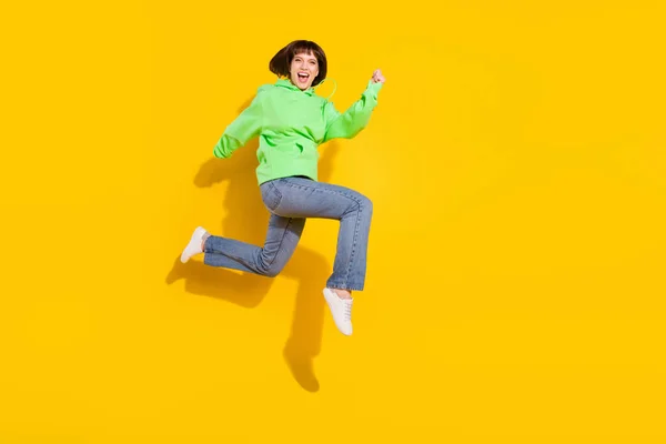 노란색 뛰어오르는 매력적 소녀의 몸길이 — 스톡 사진