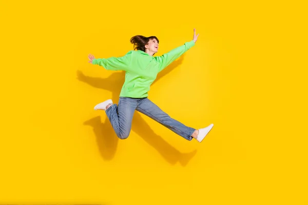幸せな若い女性のフルボディ写真良い気分上げ手アクティブ上の黄色の色の背景 — ストック写真