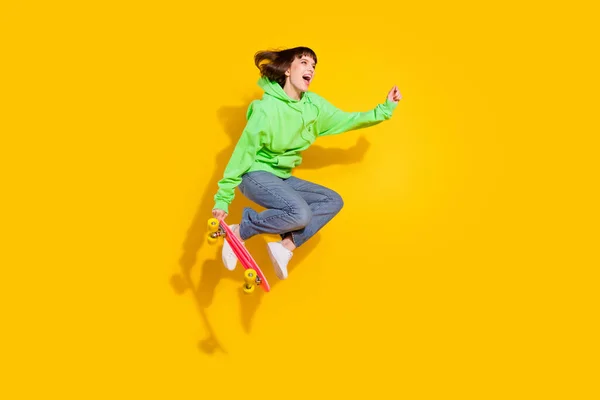 여성의 노란색 배경에 고립된 점프용 — 스톡 사진