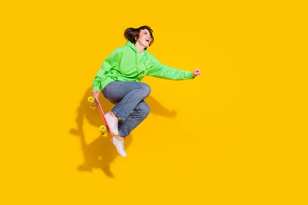 Teljes Hossz Testméret Kilátás Vonzó Vidám Lány Jumping Lovaglás Korcsolya — Stock Fotó