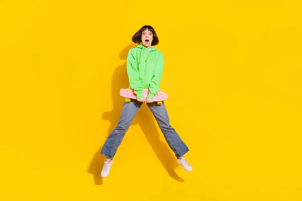 노란색 스케이트를 점프하는 소녀의 몸길이 — 스톡 사진