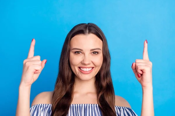 Foto Brillante Adorabile Giovane Signora Indossare Spalla Vestiti Puntando Dito — Foto Stock