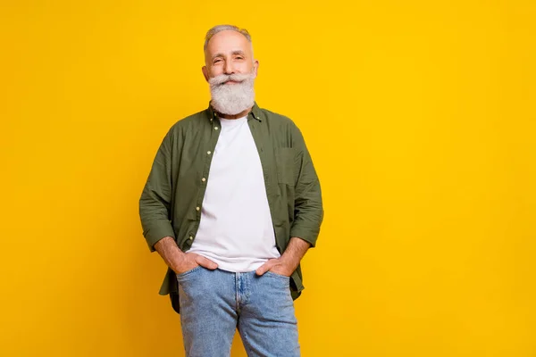 Foto Porträtt Senior Man Ler Säker Bär Casual Outfit Isolerad — Stockfoto