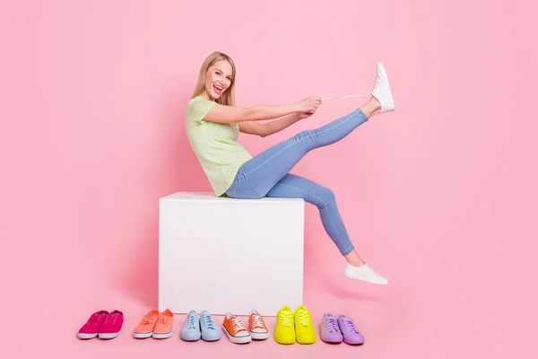 Foto Van Vrolijke Blonde Dame Zitten Podium Stropdas Schoenveters Hebben — Stockfoto