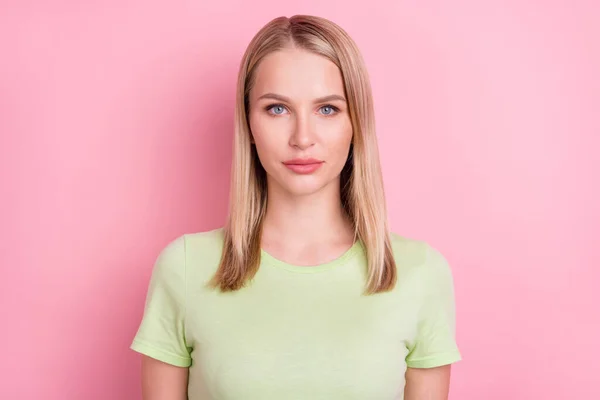 Zdjęcie Spokojnej Uroczej Blondynki Wspaniały Wygląd Aparat Nosić Zielony Shirt — Zdjęcie stockowe