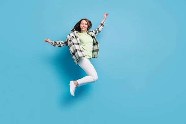 フルサイズプロフィール側の写真の若い陽気な女の子幸せな正の笑顔のんきなジャンプフライ隔離された上の青の色の背景 — ストック写真