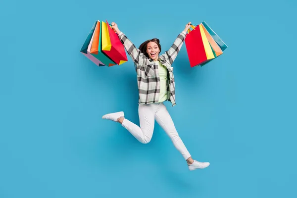 긍정적 미소를 소녀의 고립된 쇼핑백을 — 스톡 사진