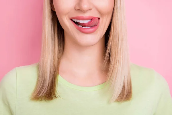 Περικοπή Φωτογραφία Του Όμορφη Flirty Κυρία Δείχνει Γλώσσα Γλείφουν Δόντια — Φωτογραφία Αρχείου
