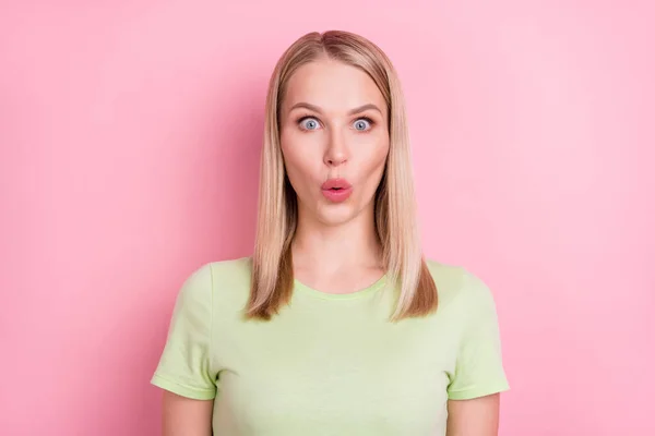 興奮した女性の写真を見てカメラを開く口の中の卵販売反応はピンクの背景に隔離された緑のTシャツを着用 — ストック写真