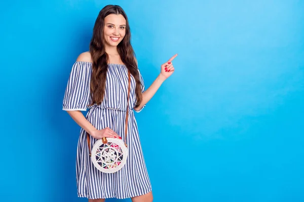 Foto Doce Adorável Jovem Senhora Desgaste Ombros Roupas Bolsa Apontando — Fotografia de Stock