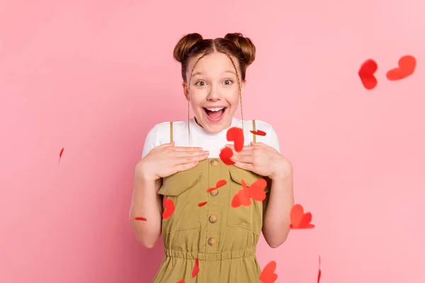 Retrato Moda Hermosa Sorprendida Alegre Chica Corazones Volando Divertirse Aislado — Foto de Stock