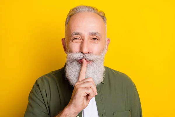 Foto Retrato Homem Mais Velho Mantendo Dedo Perto Lábios Segredo — Fotografia de Stock