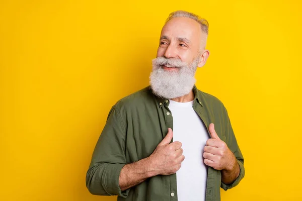 Photo Portrait Elder Man Smiling Wearing Green Shirt Looking Blank — Stockfoto