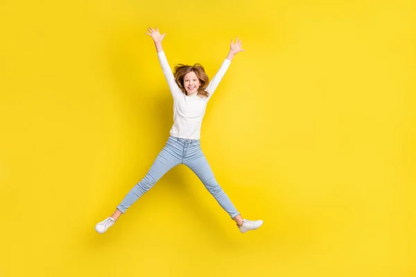 Foto Comprimento Total Menina Alegre Feliz Sorriso Positivo Divertir Saltar — Fotografia de Stock