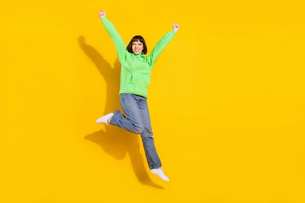 Volledige Lichaamsomvang Uitzicht Van Aantrekkelijke Gelukkige Vrolijke Meisje Springen Vreugde — Stockfoto