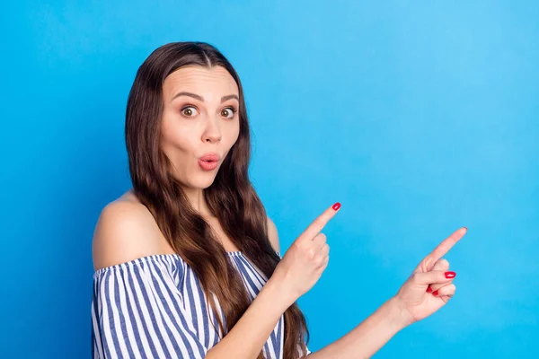 Foto Retrato Mujer Asombrada Mirando Fijamente Señalando Los Dedos Espacio —  Fotos de Stock