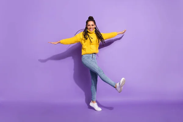 Foto Tamaño Completo Mujer Morena Optimista Danza Desgaste Suéter Amarillo — Foto de Stock