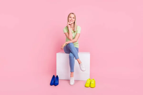 Retrato Atractiva Chica Alegre Moda Sentada Cubo Silla Eligiendo Calzado — Foto de Stock