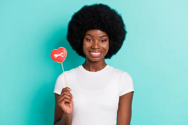 Foto Optimismo Peinado Corto Joven Dama Celebrar Caramelo Desgaste Blanco —  Fotos de Stock