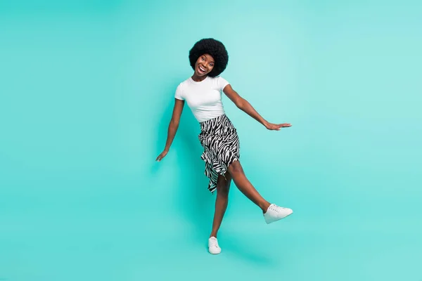 Foto Linda Mujer Piel Oscura Funky Vestido Traje Casual Sonriente — Foto de Stock