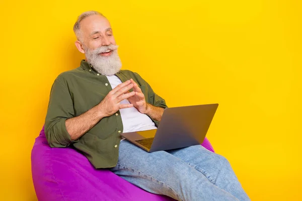 Foto Pensionista Homem Sentar Beanbag Segurar Computador Olhar Tela Desgaste — Fotografia de Stock