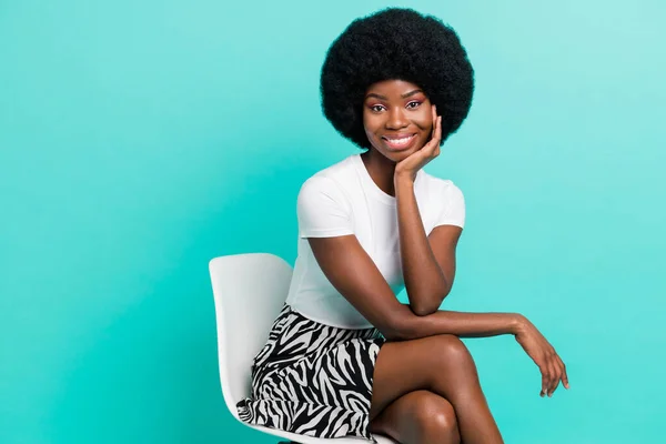 Foto Krásné Mladé Šťastné Afro Americká Žena Sedět Židle Dobrá — Stock fotografie