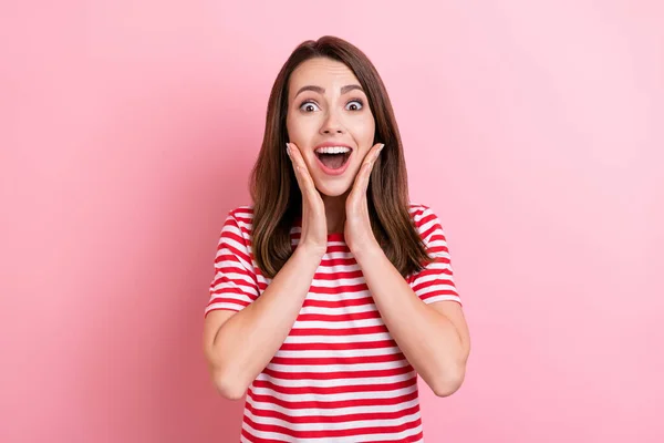 Foto Niña Excitada Feliz Sonrisa Positiva Manos Tocar Mejillas Noticias — Foto de Stock