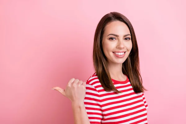 Foto Recortada Mujer Joven Feliz Sonrisa Positiva Punto Pulgar Espacio —  Fotos de Stock