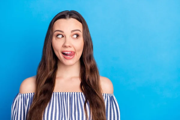 Foto Van Glanzende Charmante Jonge Vrouw Gekleed Gestreepte Outfit Glimlachen — Stockfoto