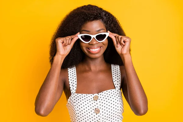 Fotografie Nádherné Afro Americká Žena Držet Nosit Sluneční Sklo Letní — Stock fotografie