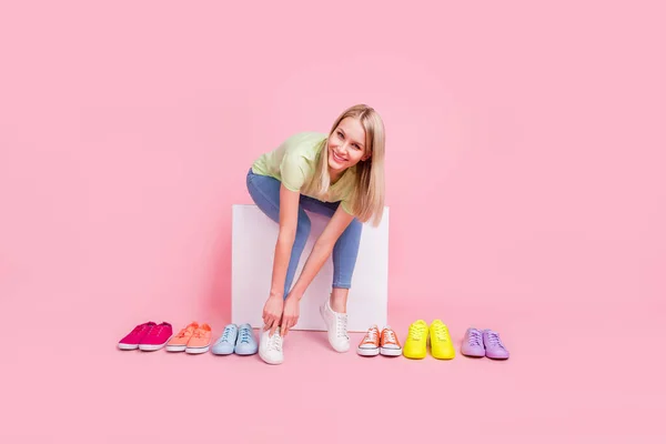 Retrato Chica Alegre Atractiva Probándose Diferentes Zapatos Ropa Nueva Temporada — Foto de Stock