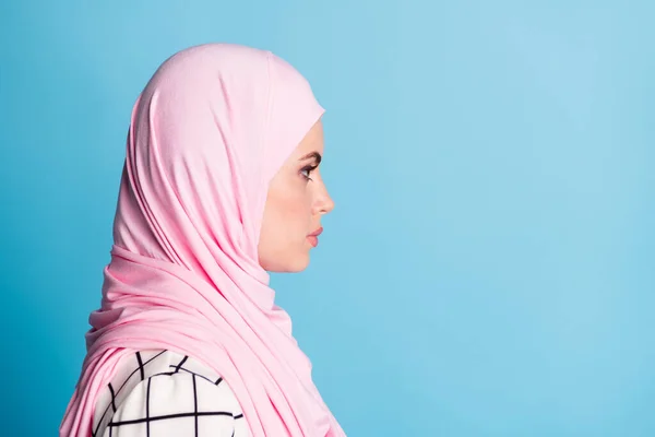 クローズアッププロフィールサイドビューポートレートのかなり深刻なムスリマ少女身に着けているファッショナブルな服コピースペース隔離された上の明るい青の色の背景 — ストック写真