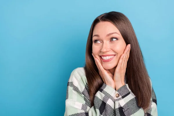 Foto Menina Feliz Sorriso Positivo Mãos Curiosas Tocar Bochechas Olhar — Fotografia de Stock