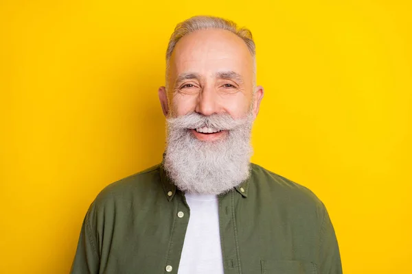 Photo Portrait Senior Man Smiling Happy Isolated Bright Yellow Color — Stock Photo, Image