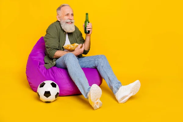 Komik Yaşlı Adamın Elinde Bira Şişesi Fincanı Taşırken Ayak Topu — Stok fotoğraf